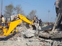 रामपुर: अखिलेश सरकार में बने उर्दू गेट पर चला योगी का बुलडोजर, राजनीतिक माहौल गर्म