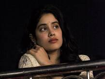 PHOTOS: काशी में फ्रूट लस्सी पीकर, मिठाई बांटकर जाह्नवी ने मनाया BIRTHDAY