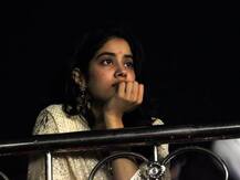 PHOTOS: काशी में फ्रूट लस्सी पीकर, मिठाई बांटकर जाह्नवी ने मनाया BIRTHDAY