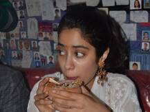 PHOTOS: काशी में फ्रूट लस्सी पीकर, मिठाई बांटकर जाह्नवी ने मनाया BIRTHDAY