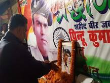 बिहार: शहीद पिंटू सिंह के परिजनों से मिले पप्पू यादव, एक लाख रुपये की आर्थिक सहायता दी