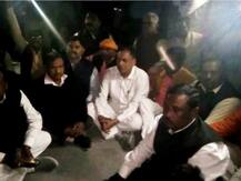 संतकबीरनगर: सांसद ने जूते से पीटा तो समर्थकों संग धरने पर बैठे विधायक, पुलिस-प्रशासन परेशान