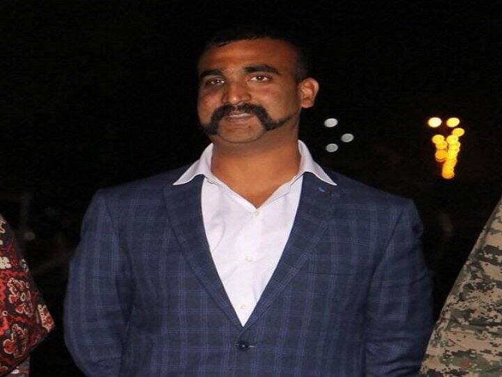 जब से भारतीय वायु सेना (आईएएफ) के पायलट विंग कमांडर अभिनंदन वर्थमान पाकिस्तान से स्वदेश लौटे हैं उनकी मूंछें और शानदार हेयरस्टाइल देश भर के पुरुषों को इतनी भा गई हैं कि वे उनके जैसा लुक पाने के उत्साहित हैं. फोटोः इंस्टाग्राम और इंस्टाग्राम वीडियो 
