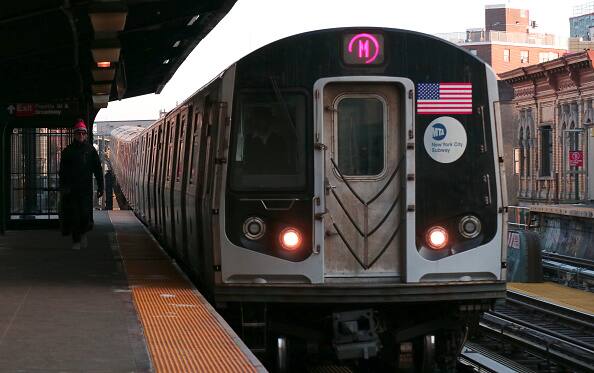 न्यूयॉर्क पुलिस के मुताबिक, मंगलवार शाम मेट्रो में सफर कर रहे एक साल के बच्चे के साथ मौजूद पुरुष केयरटेकर की तबियत खराब हो गई और वह 96 स्ट्रीट पर ट्रेन से उतर गया लेकिन बच्चा पेन स्टेशन तक ट्रेन में ही रहा जहां से उसे सुरक्षित बरामद किया गया.