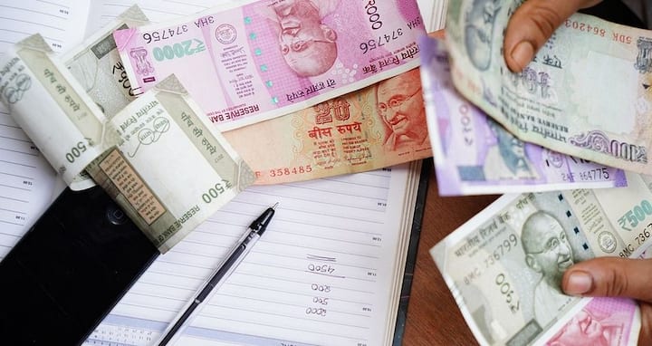पीपीएफ : पब्लिक प्रोविडेंट फंड एक सबसे लोकप्रिय और विश्वसनीय लॉन्ग टर्म इंवेस्टमेंट और टैक्स बचत योजनाओं में से एक है. पीपीएफ पर ब्याज की दर सरकार द्वारा निर्धारित की जाती है और इसकी लॉक-इन अवधि 15 वर्ष है, इसलिए यह इंवेस्टर को कर-मुक्त लाभ प्रदान करता है.