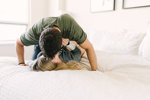 मैट्रेस एडवाइजर द्वारा करवाए गए सर्वे में पाया गया कि जो पुरुष अकेले रहते हैं लेकिन सेक्सुअली एक्टिव हैं वे तकरीबन 11 दिन तक एक ही बेडशीट पर सोते हैं.