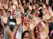 देवरिया में महिला दिवस के मौके पर हुआ कार्यक्रम का आयोजन, अव्यवस्था के कारण महिलाओं को हुई परेशानी