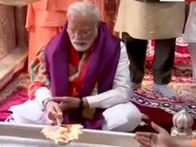 वाराणसी में पीएम मोदी ने की काशी विश्वनाथ मंदिर में पूजा, कॉरीडोर का शिलान्यास किया