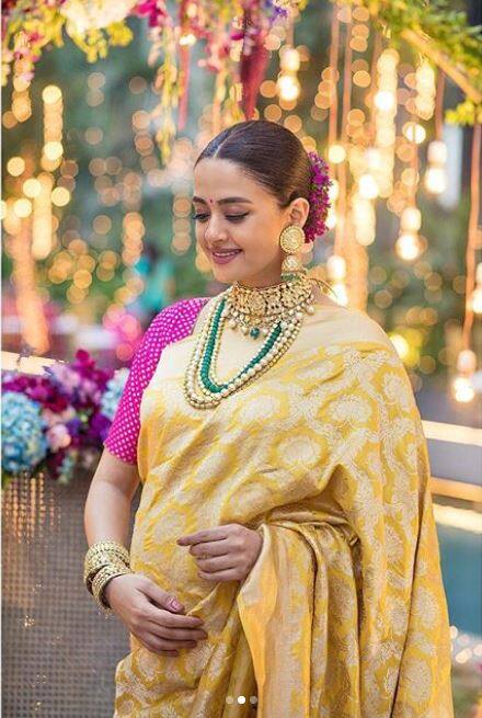 गोदभराई की रस्म के दौरान सुरवीन साड़ी में बेहद खूबसूरत दिखाई दे रही थीं. (Photo: surveenchawla)