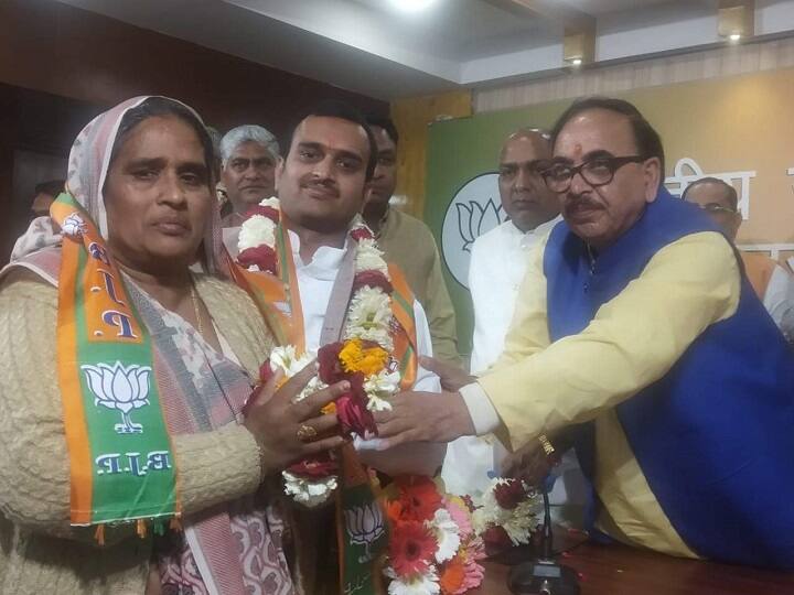 son and wife of jamuna nishad join BJP बीजेपी और सीएम योगी के धुर विरोधी रहे जमुना निषाद की पत्नी और बेटे बीजेपी से जुड़े