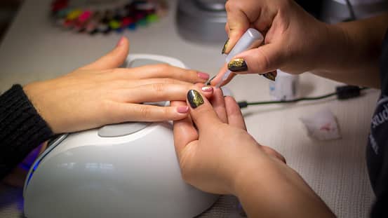 महिलाओं को सजना-संवरना खासतौर पर नेल आर्ट करवाना पसंद हैं. आप उनके लिए नेल आर्ट बुक करवा सकते हैं. 