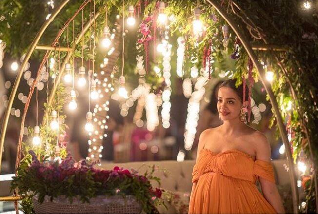 'हेट स्टोरी 2' की अभिनेत्री सुरवीन चावला जल्द ही अपने पहले बच्चे की मां बनने वाली हैं. (Photo: surveenchawla)