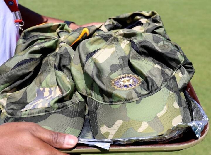 ये वही टोपी है जो आज सभी खिलाड़ी पहनकर मैदान में उतरे हैं. भारतीय टीम को विश्वकप के लिए दो अहम खिलाड़ियों की तलाश है. टीम में लगभग 13 खिलाड़ियों का स्थान पक्का है. 