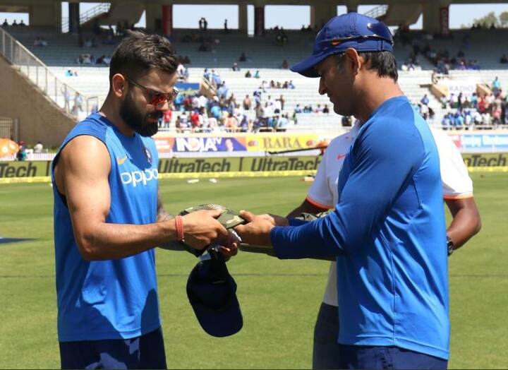 आज का मुकाबला रांची में खेला जा रहा है जो कि महेंद्र सिंह धोनी का होम ग्राउंड है. आज मैच शुरू होने से पहले जवानों जैसी टोपी धोनी ने अपने हाथों से टीम के सभी खिलाड़ियों को दी. 