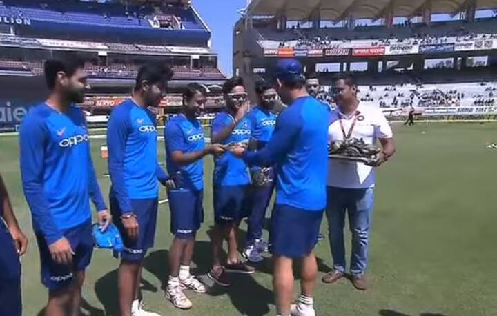 आज के मैच में टीम में कोई बदलाव नहीं किया गया है. पिछले मैच की तरह ही आज भी दो स्पिन गेंदबाज हैं जबकि तेज़ गेंदबाज़ी का भार एक बार फिर से बुमराह, शमी और विजय शंकर के कंधों पर होगा.