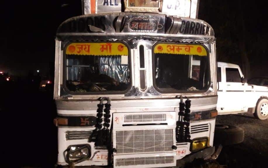 सड़क हादसे में एक ही मोटरसाइकिल पर सवार चार की मौत, ट्रक का टायर फटने से हुआ हादसा