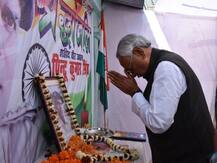 शहीद पिंटू के घर पहुंच नीतीश कुमार ने दी श्रद्धांजलि, प्रशांत किशोर ने ट्वीट कर कहा \'फॉलो अप\'