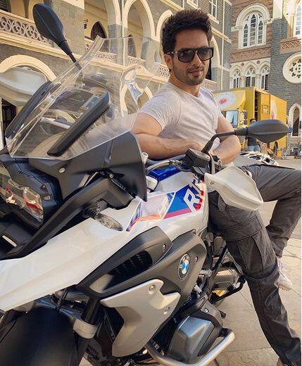 बॉलीवुड में ऐसे कई हीरो हैं जिन्हें बाइक का खूब शौक है. उन्हीं में से एक हैं शाहिद कपूर. शाहिद कपूर ने हाल ही में खुद को 18.25 लाख की BMW R 1250 GS Adventure गिफ्ट की है. इस बाइक के साथ शाहिद ने कई तस्वीरें खिंचवाई हैं. सभी फोटोः इंस्टाग्राम
