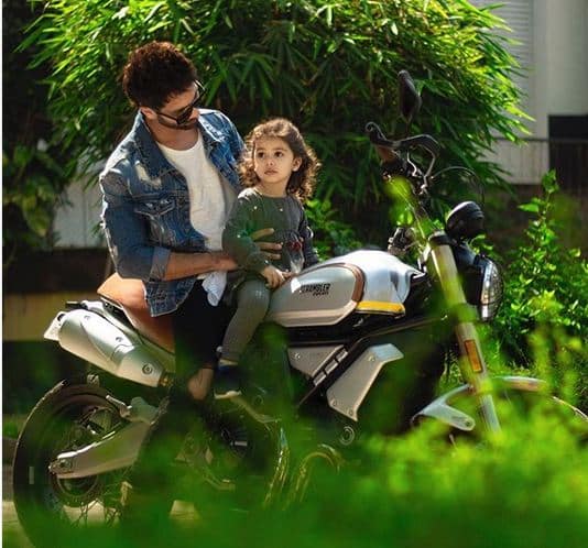 शाहिद की बाइक की ऐसी दीवानगी है कि उन्होंने अपनी बेटी मीशा के साथ भी बाइक पर तस्वीरें पोस्ट की हैं.