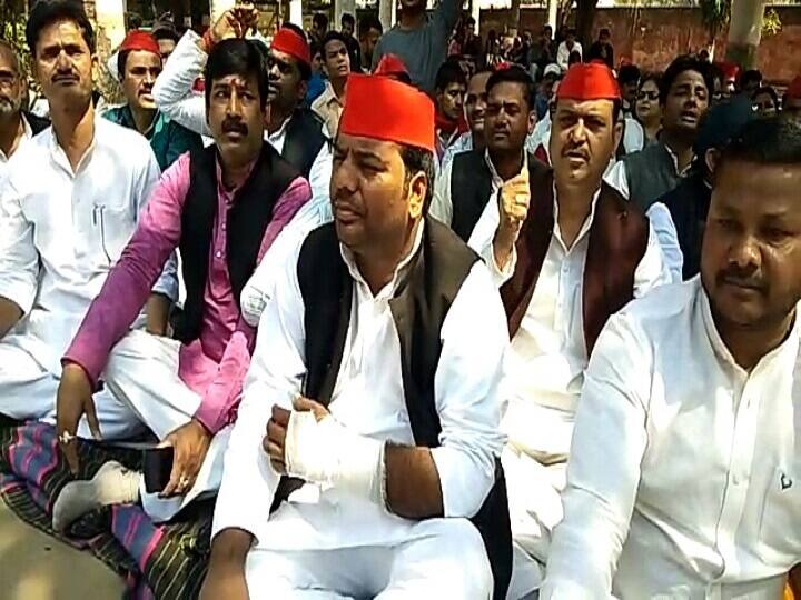 धरने पर बैठे लाठीचार्ज में घायल सांसद प्रवीण निषाद, कहा- हम संसद में रोएंगे नहीं, ईंट का जवाब पत्थर से देंगे Gorakhpur MP Praveen Nishad protest for SC status for Nishads धरने पर बैठे लाठीचार्ज में घायल सांसद प्रवीण निषाद, कहा- हम संसद में रोएंगे नहीं, ईंट का जवाब पत्थर से देंगे