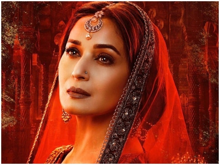 Madhuri Dixit FIRST LOOK as Bahaar Begum in Kalank 'कलंक' में बहार बेगम के रोल में दिखेंगी माधुरी दीक्षित, फर्स्ट लुक से फैंस के दिलों पर ढाया कहर