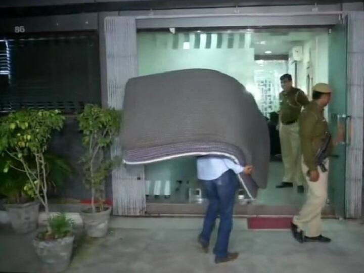 दिल्ली में AAP विधायक नरेश बालियान के घर इनकम टैक्स की छापेमारी, ढाई करोड़ कैश के साथ पकड़े गए Income Tax raids continue at the premises of AAP MLA Naresh Balyan दिल्ली में AAP विधायक नरेश बालियान के घर इनकम टैक्स की छापेमारी, ढाई करोड़ कैश के साथ पकड़े गए
