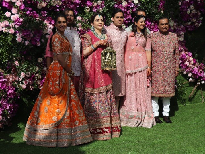 Bollywood stars at aakash ambani wedding venue VIDEOS: आकाश अंबानी की बारात लेकर निकला अंबानी परिवार, वेन्यू पर पहुंचे बॉलीवुड सितारे
