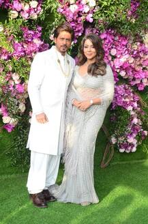 आकाश अंबानी की शादी में शानदार शेरवानी पहने पत्नी गौरी के साथ शिरकत किए बॉलीवुड के \'बादशाह\'