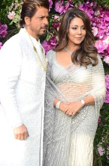 आकाश अंबानी की शादी में शानदार शेरवानी पहने पत्नी गौरी के साथ शिरकत किए बॉलीवुड के \'बादशाह\'