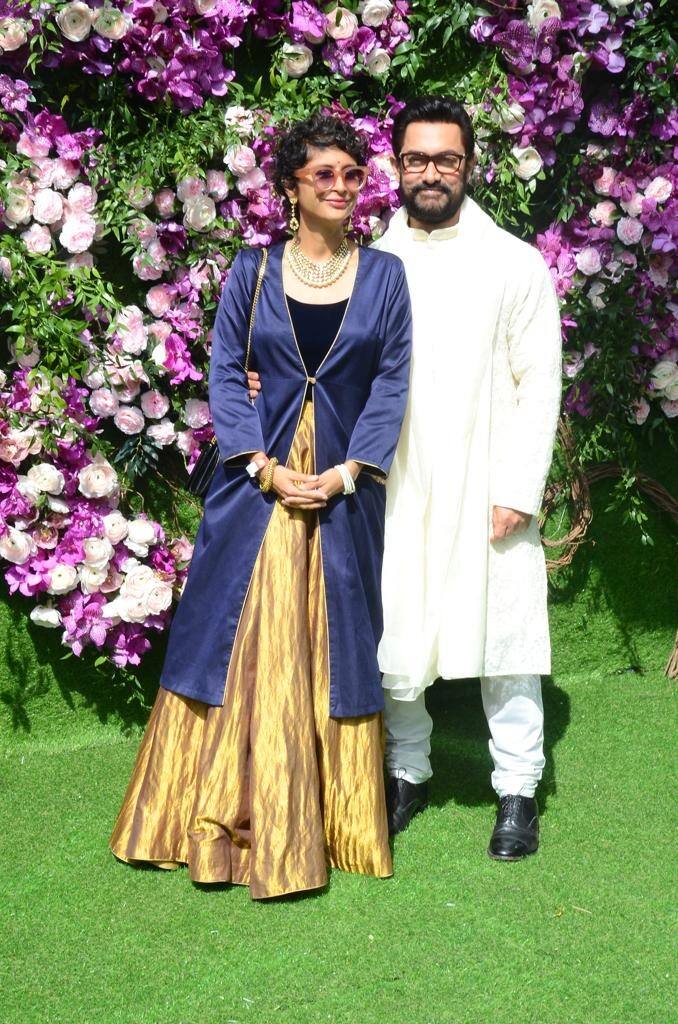 देश के सबसे बड़े बिजनेसमैन मुकेश अंबानी के बड़े बेटे आकाश अंबानी आज अपनी मंगेतर श्लोका के साथ शादी के बंधन में बंधने वाले हैं. शादी में शामिल होने के लिए पूरे परिवार के साथ साथ बी टाउन की कई बड़ी हस्तियां भी वेन्यू पर पहुंच रही हैं. ऐसे मौके पर बॉलीवुड के परफेक्शनिस्ट यानी आमिर खान अपनी पत्नी किरण राव के साथ शादी में शरीक हुए.