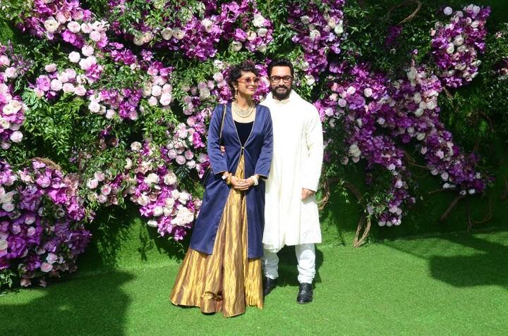 जहां फूलों से सजी वॉल के आगे आमिर खान और उनकी पत्नी किरण राव की पैपराजी ने तस्वीरें भी क्लिक कीं.