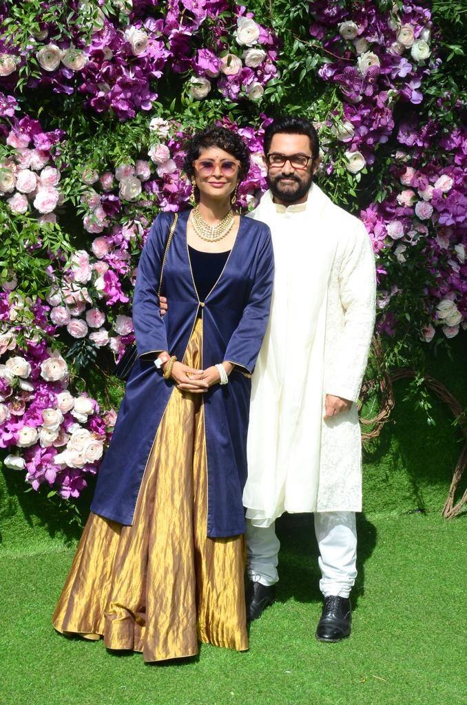 आमिर खान सिल्वर कलर की शानदारी शेरवानी में नजर आए.