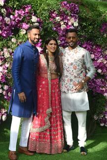 मुंबई इंडियंस के स्टार्स ने कुछ इस अंदाज़ में की आकाश अंबानी की शादी में शिरकत