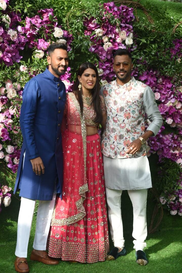 देश के सबसे बड़े बिजनेसमैन मुकेश अंबानी के बड़े बेटे आकाश अंबानी आज अपनी मंगेतर श्लोका के साथ शादी के बंधन में बंधने वाले हैं. शादी में शामिल होने के लिए पूरे परिवार के साथ साथ बी टाउन की कई बड़ी हस्तियां भी वेन्यू पर पहुंच रही हैं. इसके अलावा क्रिकेट जगत से भी कई हस्तियां आकाश के शादी पर नजर आईं.