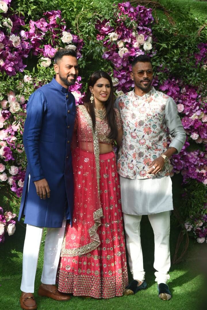 ऐसे में आईपीएल में खेलने वाली टीम मुंबई इंडियंस के खिलाड़ी भी आकाश अंबानी की शादी में शिरकत करते नजर आए. 