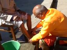 सफाई कर्मचारी के पैर धोकर चर्चा में आए बलिया के CMO सस्पेंड, स्वास्थ्य सचिव को फोन पर गालियां देने का आरोप