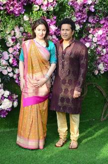 पत्नी अंजली के साथ शानदार कुर्ता और पायजामा में नजर आए क्रिकेट के \'भगवान\'