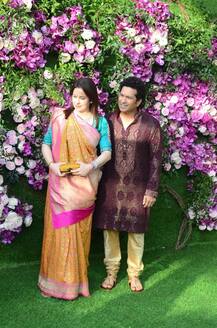 पत्नी अंजली के साथ शानदार कुर्ता और पायजामा में नजर आए क्रिकेट के \'भगवान\'