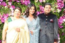 बेहद खूबसूरत अंदाज़ में फैमिली के साथ आकाश अंबानी की शादी में पहुंचीं प्रियंका चोपड़ा