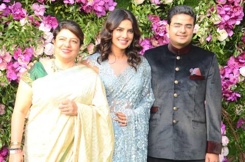 बेहद खूबसूरत अंदाज़ में फैमिली के साथ आकाश अंबानी की शादी में पहुंचीं प्रियंका चोपड़ा बेहद खूबसूरत अंदाज़ में फैमिली के साथ आकाश अंबानी की शादी में पहुंचीं प्रियंका चोपड़ा