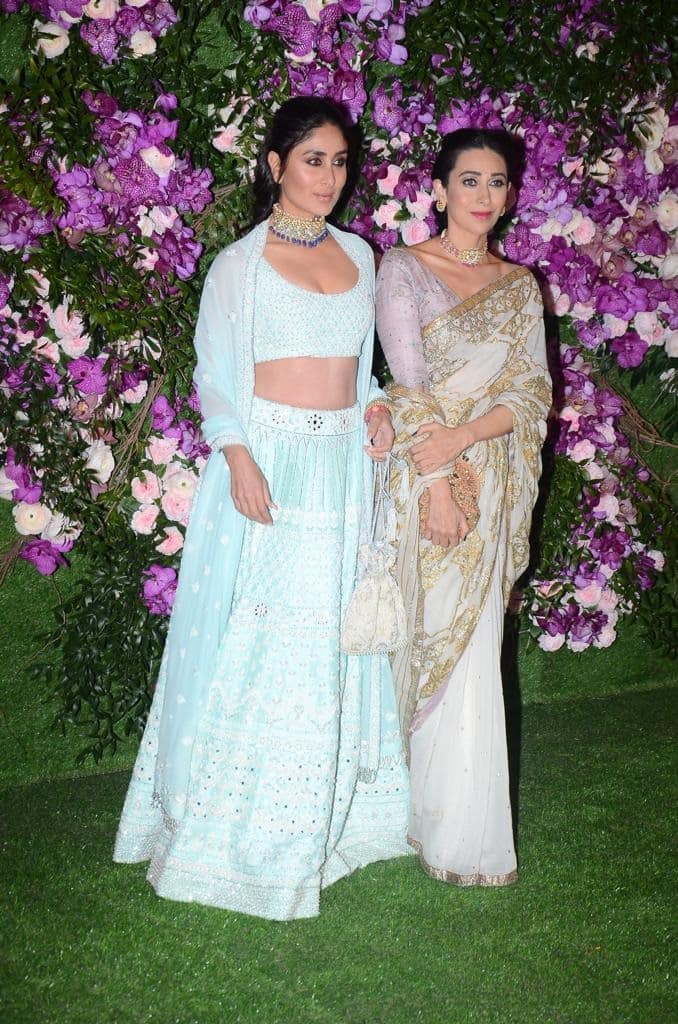 देश के सबसे बड़े बिजनेसमैन मुकेश अंबानी के बड़े बेटे आकाश अंबानी आज अपनी मंगेतर श्लोका के साथ शादी के बंधन में बंधने वाले हैं. शादी में शामिल होने के लिए पूरे परिवार के साथ साथ बी टाउन की कई बड़ी हस्तियां भी वेन्यू पर पहुंच रही हैं. इन हस्तियों में बॉलिवुड की दो सुंदर बहनें करिश्मा और करीना भी शामिल थीं.