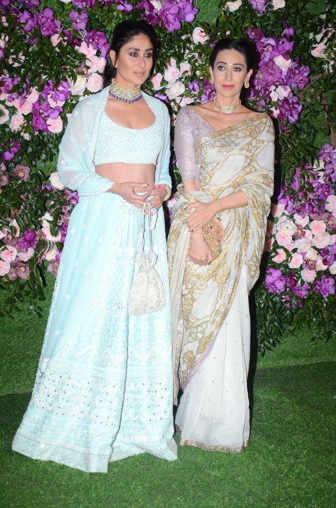  दोनों बहनों ने एक साथ फूलों से सजे हुए वॉल के सामने तस्वीरों के लिए पोज दिया.