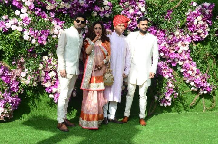 इस दौरान अनिल अंबानी के साथ उनकी पत्नी टीना अंबानी और दोनों बेटे जय अनमोल अंबानी और जय अंशुल अंबानी भी थे.