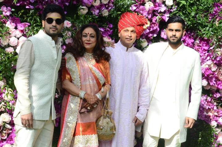 देश के सबसे अमीर व्यक्ति मुकेश अंबानी के बेटे आकाश अंबानी और श्लोका मेहता की आज मुंबई में शादी हो रही है. शादी में हर क्षेत्र के दिग्गज लोग पहुंच रहे हैं. इसी में मुकेश अंबानी के छोटे भाई अनिल अंबानी भी पूरे परिवार के साथ पहुचे. देखें तस्वीरें. 