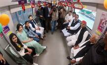 यूपी: पत्नी डिम्पल और बच्चों संग अखिलेश ने उठाया लखनऊ मेट्रो में सफर का लुत्फ, लोगों के साथ खिंचवाई फोटो