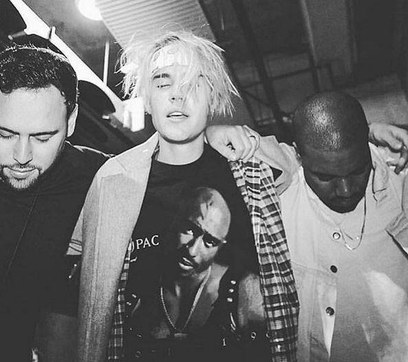 जस्टिन ने हाल ही में 2016 में ली गई एक तस्वीर पोस्ट की जिसमें बीबर अपने दोस्तों कान्ये वेस्ट और स्कूटर ब्रॉन के साथ एक प्रार्थना में मौजूद है.  उन्होंने लिखा है किजिस चीज से गुजर रहा हूं उस बारे में आप लोगों को बस थोड़ा अपडेट करना चाहता हूं.