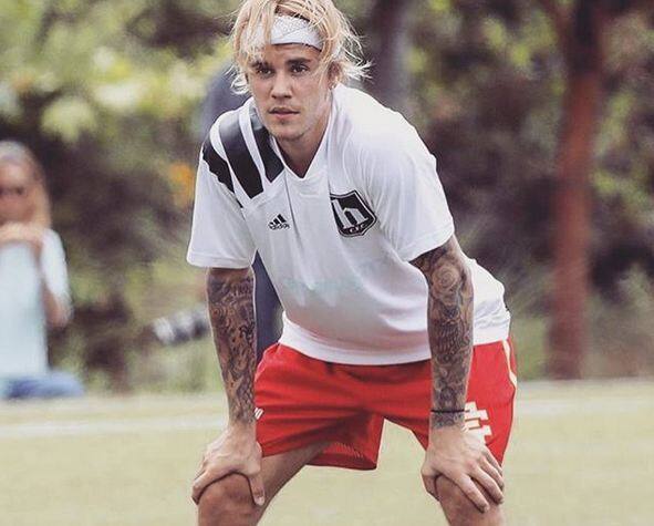 बेशक जस्टिन ने कभी अपने रिश्ते के बारे में नहीं बोला है लेकिन बीबर ने शनिवार को इंस्टाग्राम पर अपने कुछ निजी संघर्षो के बारे में बताया. बीबर ने खुद लिखा कि काफी संघर्ष कर रहा हूं.