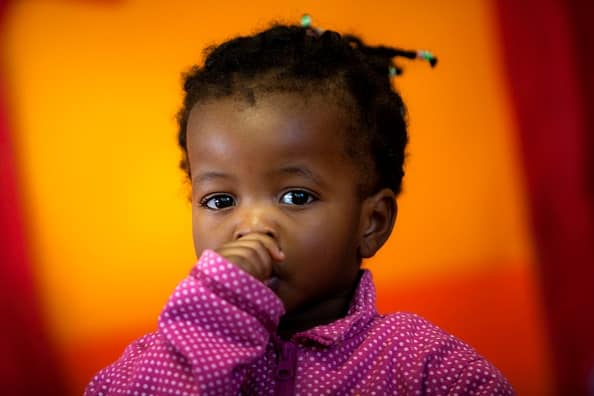 बहुत से लोग खासतौर पर बच्चे अनजाने में नाक की गंदगी खा जाते हैं. जबकि बहुत से व्यस्क लोगों को नाक की गंदगी खाने की आदत होती है. लेकिन क्या आप जानते हैं ऐसा करके आप घर बैठे बीमारियों को बुलावा दे रहे हैं. जानें क्या कहती है रिसर्च. सभी फोटोः गेटी इमेज