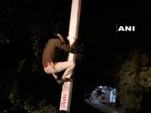 कॉन्सटेबल को बिजली के खंबे पर चढ़ा कर सेल्फी लेता रहा सब-इंस्पेक्टर, तस्वीरें वायरल
