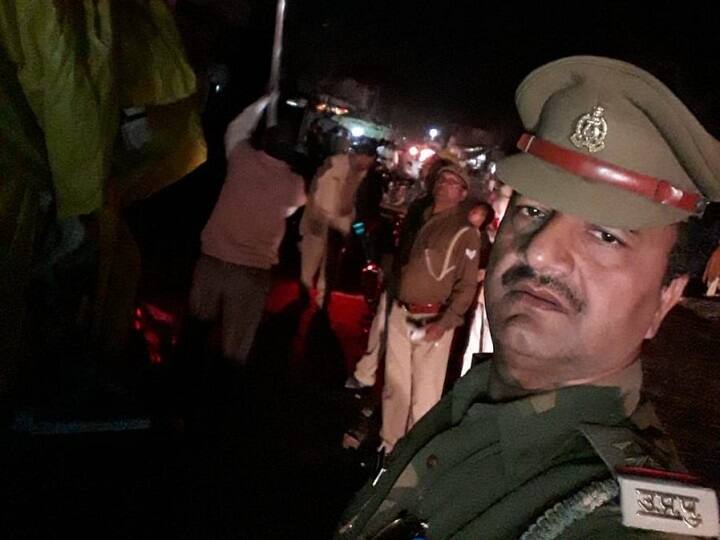 कॉन्सटेबल को बिजली के खंबे पर चढ़ा कर सेल्फी लेता रहा सब-इंस्पेक्टर, तस्वीरें वायरल